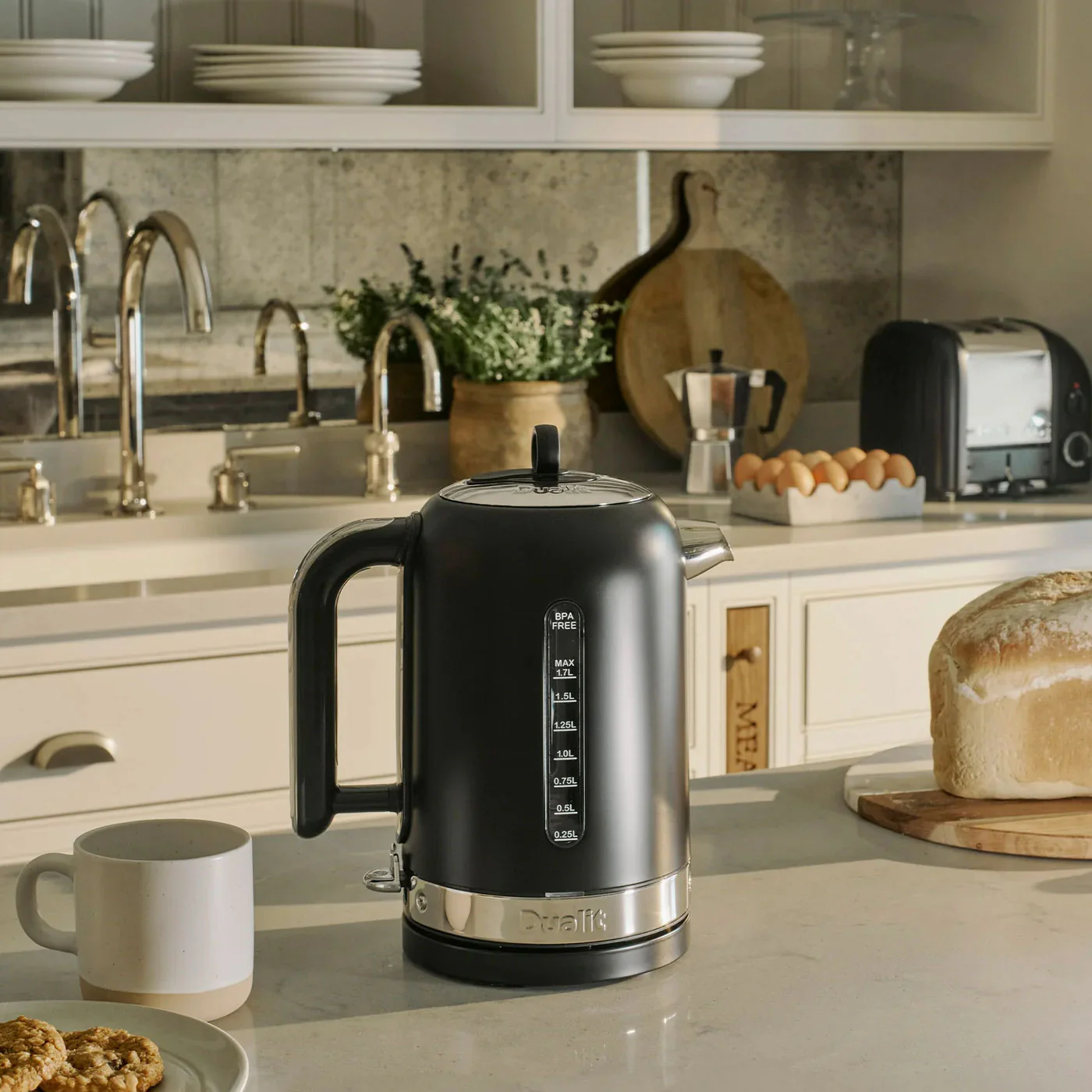 Dualit Classic Kettle in Matt Black - Image 6