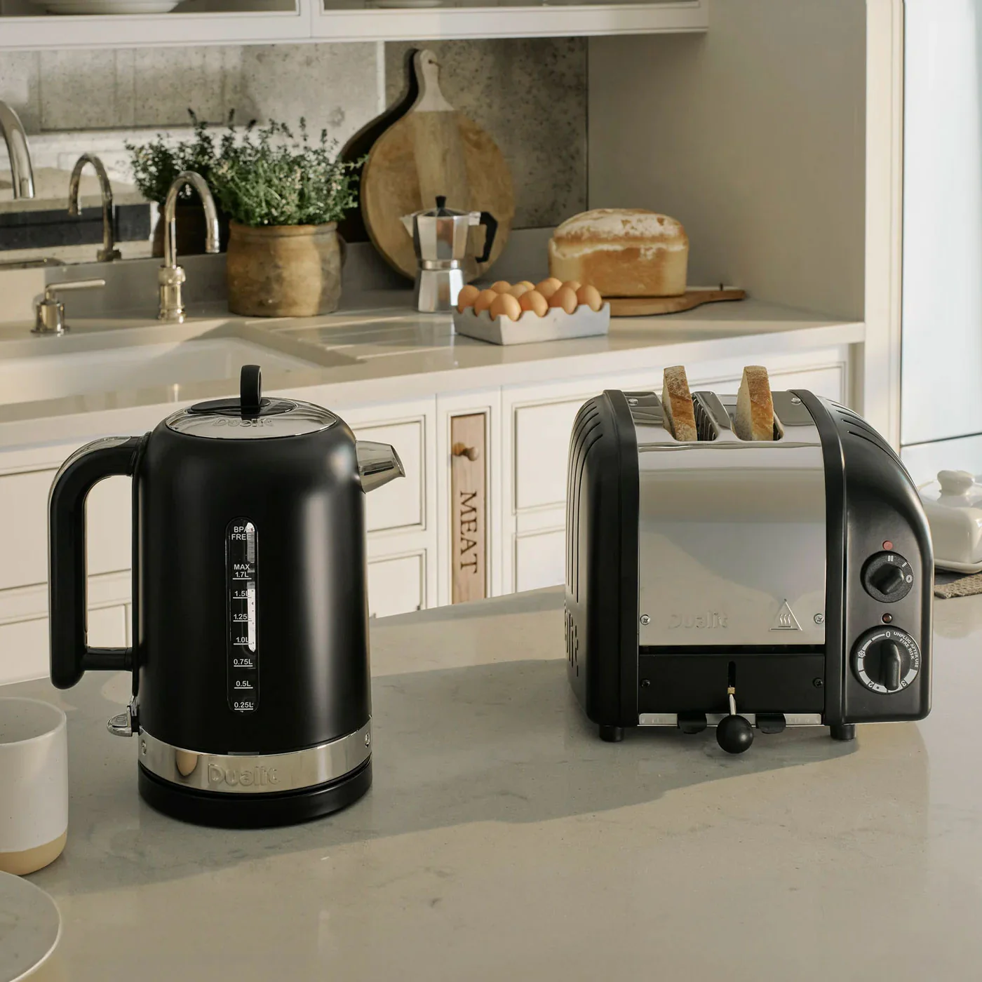 Dualit Classic Kettle in Matt Black - Image 7