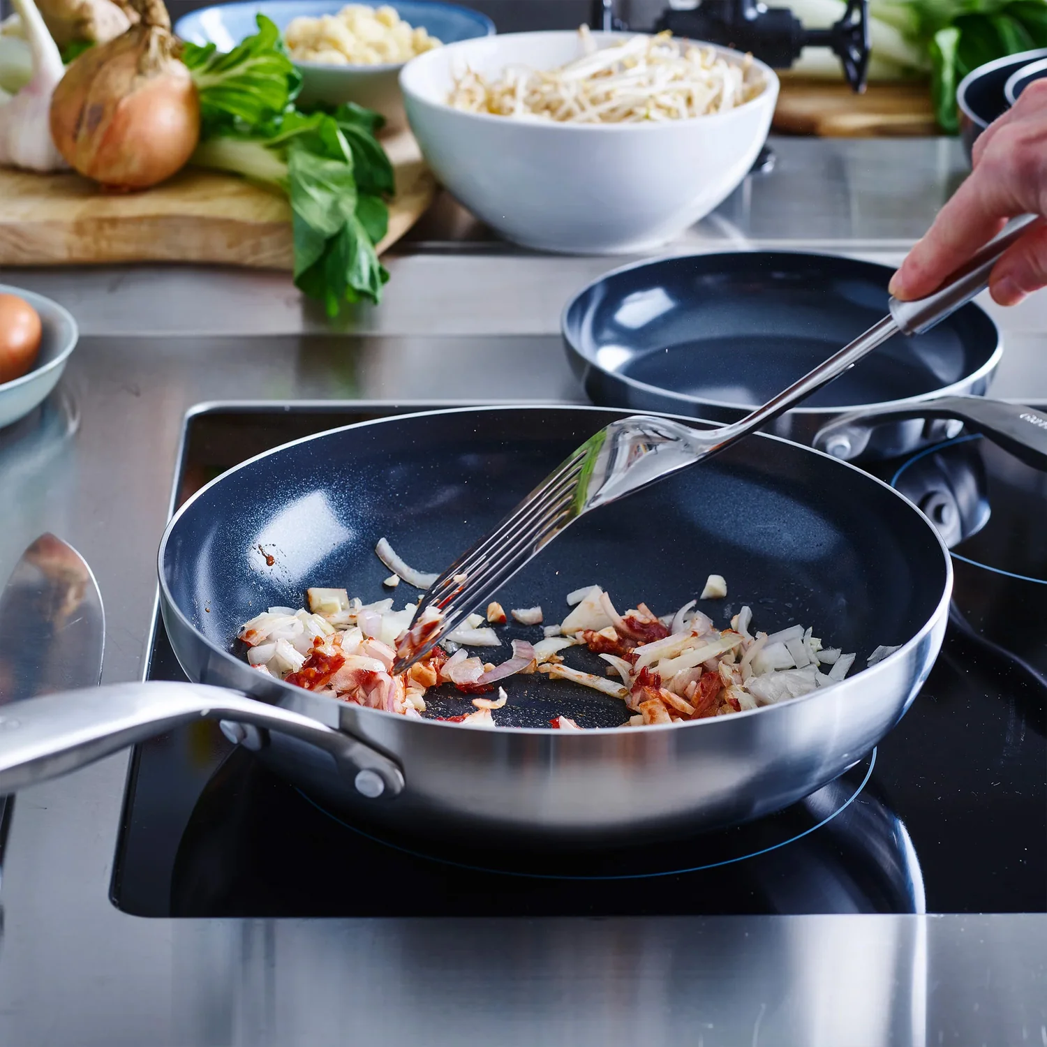 GreenPan Geneva Wok 28cm / 3.6 Litre - Image 3
